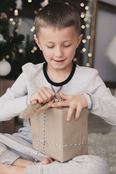 ARS - Weihnachten - Bub mit Geschenk -2 zu 3 - freepik.jpg