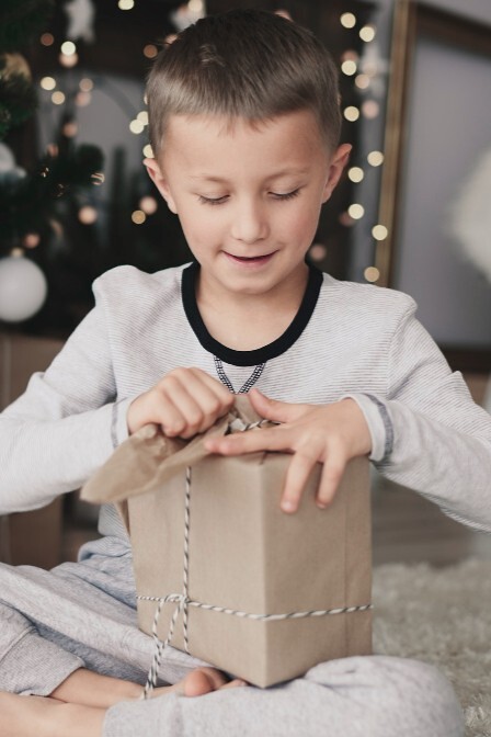 ARS - Weihnachten - Bub mit Geschenk -2 zu 3 - freepik.jpg