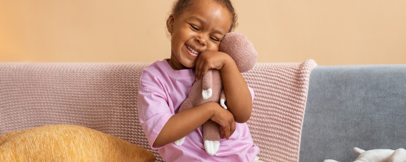 ARS - Kind mit Stofftier - 1600x600 - freepik.jpg