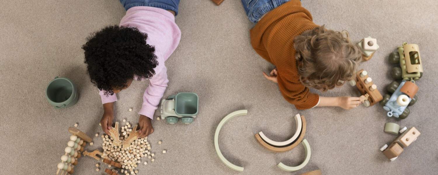 ARS Startseite - Slider - Zwei Kinder mit Spielzeug - 1500x600 - freepik.jpg
