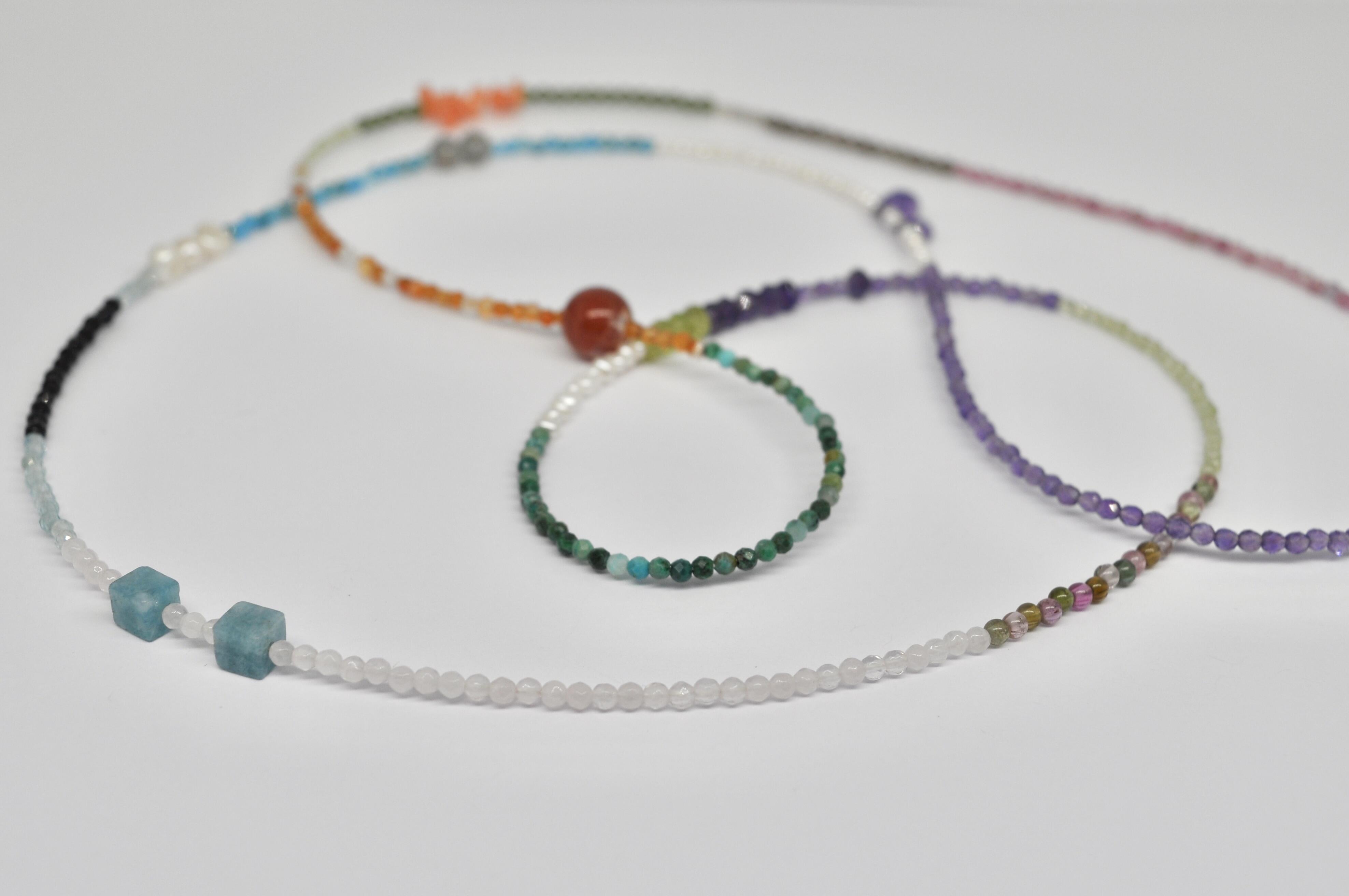 Long collier de pierres multicolores 