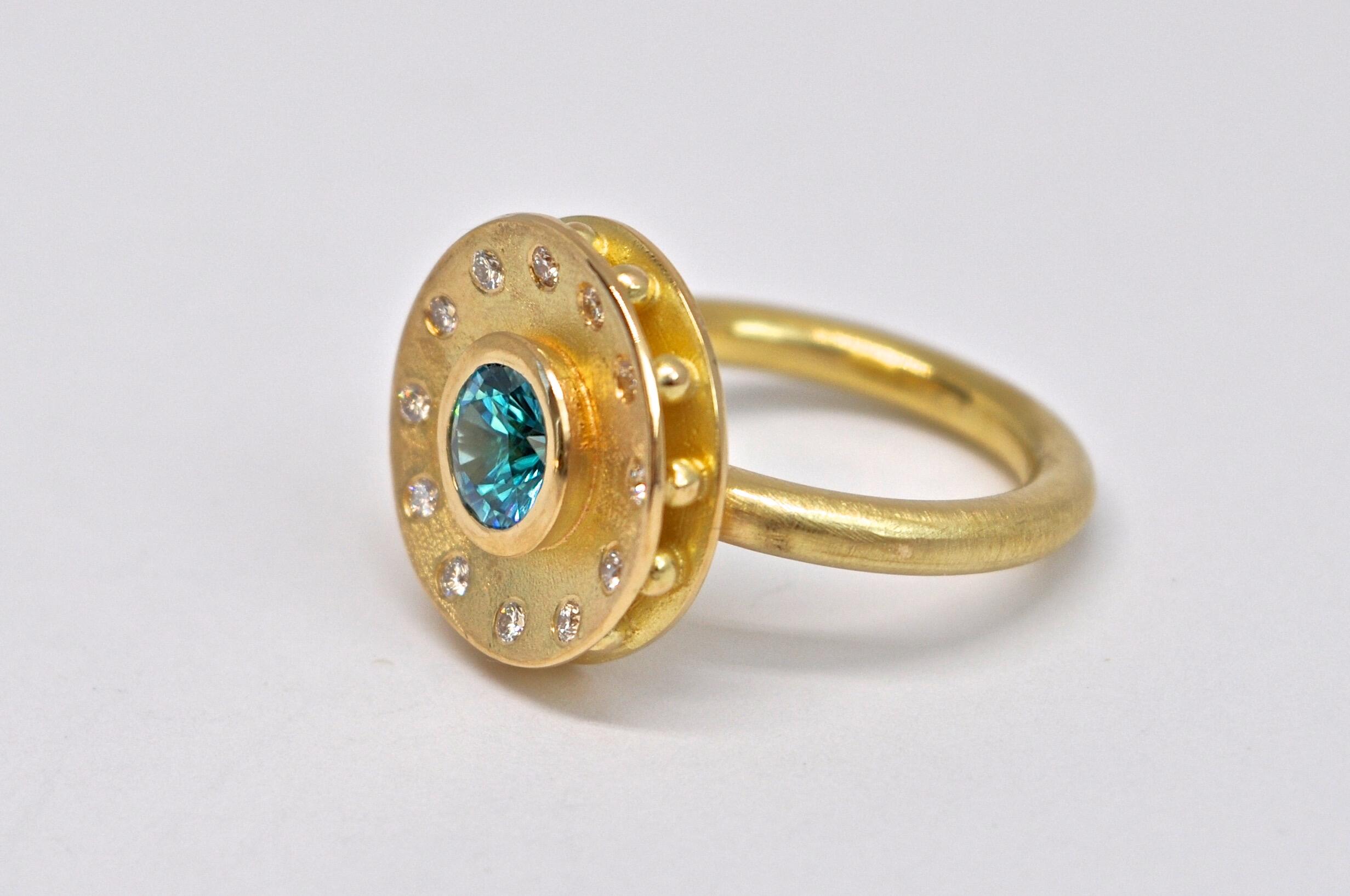 Bague en or 18 carats avec un zircon bleu et des diamants
