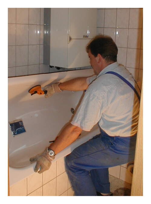 Die neue Wanne wird eingesetzt